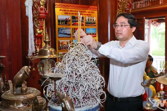 Đồng chí Trịnh Xuân Trường, Ủy viên Ban Chấp hành Trung ương Đảng, Bí thư Tỉnh ủy dâng hương tưởng niệm Chủ tịch Hồ Chí Minh tại Nhà Truyền thống Tỉnh ủy.