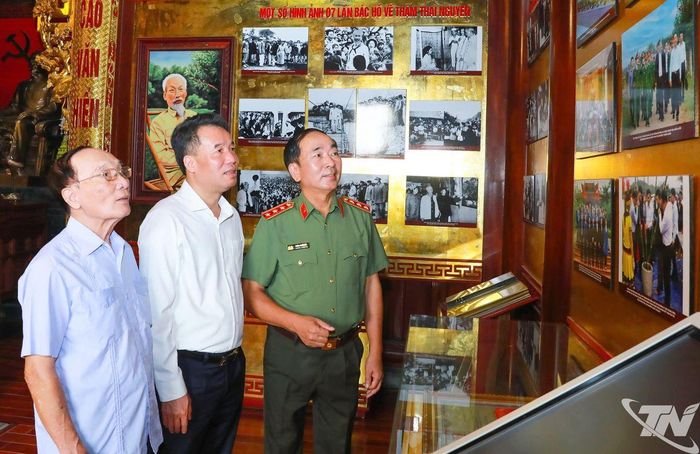 Các đại biểu xem lại những hình ảnh lịch sử tại Nhà truyền thống Tỉnh ủy Thái Nguyên.