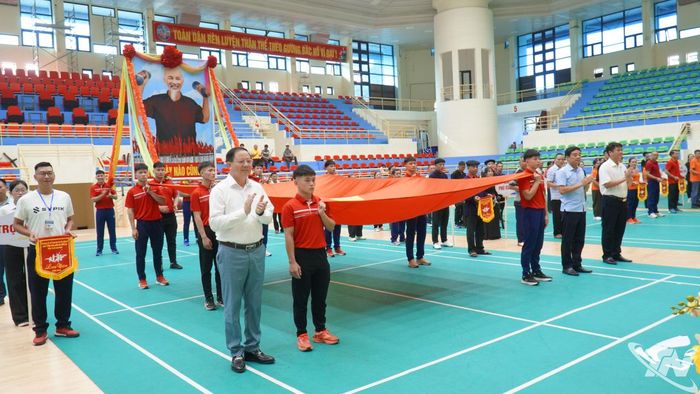 Lãnh đạo Sở Văn hóa, Thể thao và Du lịch trao cờ lưu niệm cho các đoàn vận động viên dự giải.