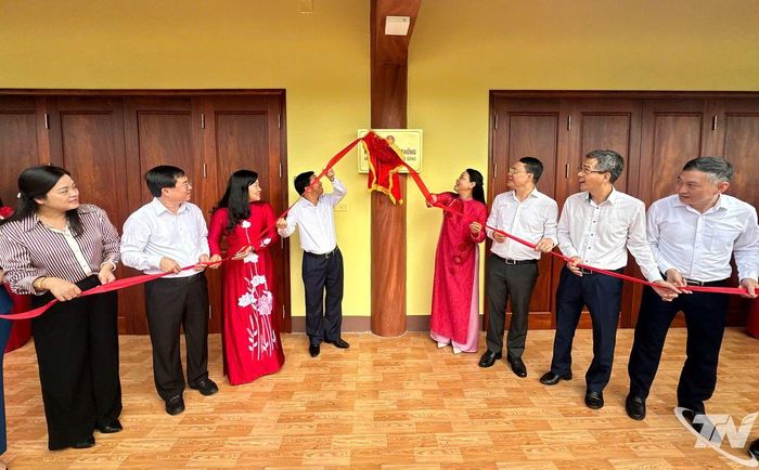 Nghi thức gắn biển khánh thành Phòng truyền thống.