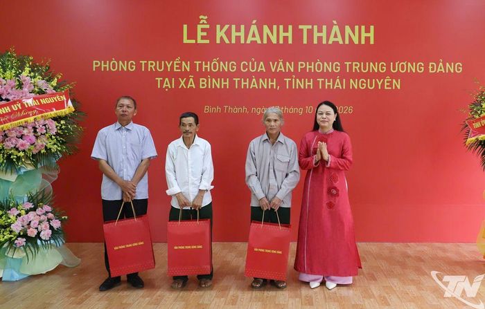 Trao quà cho gia đình chính sách, người có công trên địa bàn xóm Hòa Bình, xã Bình Thành.