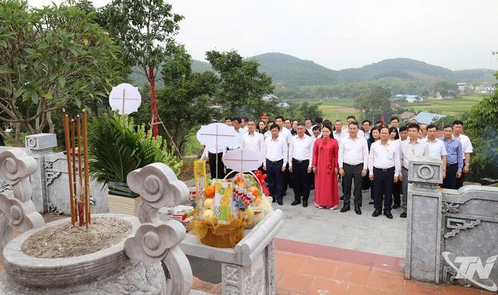 Đại biểu dâng hương tưởng niệm tại Nhà bia di tích lịch sử Văn phòng Trung ương Đảng.