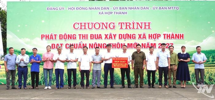 UBND xã bàn giao gói thiết bị số cho nhà văn hóa các xóm.