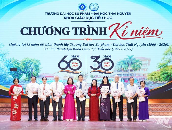 Tặng hoa, tri ân các thế hệ cán bộ giảng viên Khoa Giáo dục Tiểu học, Trường Đại học Sư phạm.