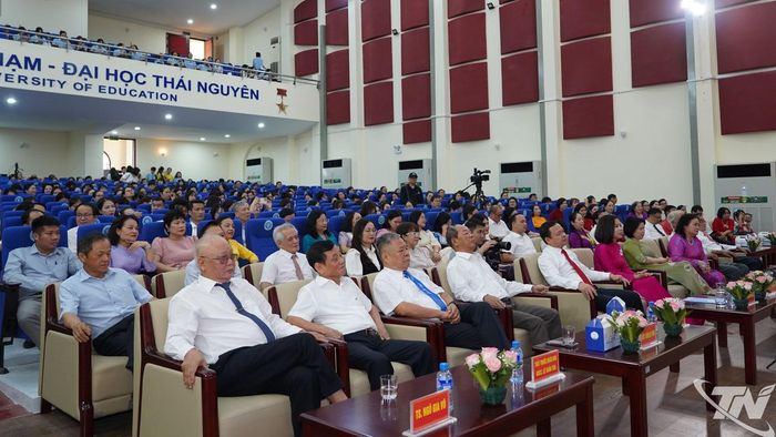 Các thế hệ thầy trò Khoa Giáo dục Tiểu học.