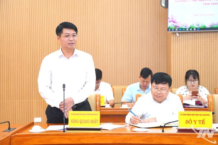Đồng chí Phó Chủ tịch UBND tỉnh Nông Quang Nhất phát biểu ý kiến.