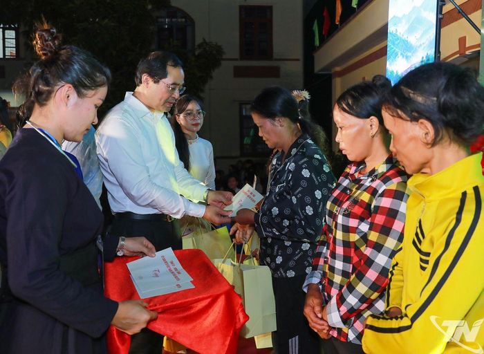 Đồng chí Bí thư Tỉnh ủy tặng quà các gia đình chính sách, hộ nghèo và hộ có hoàn cảnh khó khăn trên địa bàn xã.