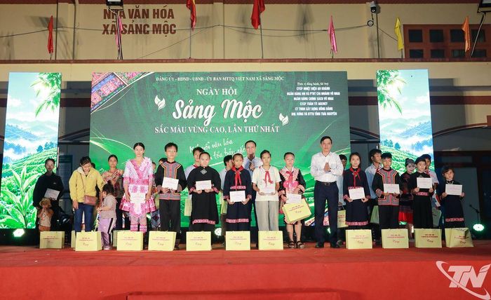 Ủy ban MTTQ tỉnh Thái Nguyên trao tặng 20 suất quà cho học sinh có hoàn cảnh khó khăn, nỗ lực vươn lên trong học tập.
