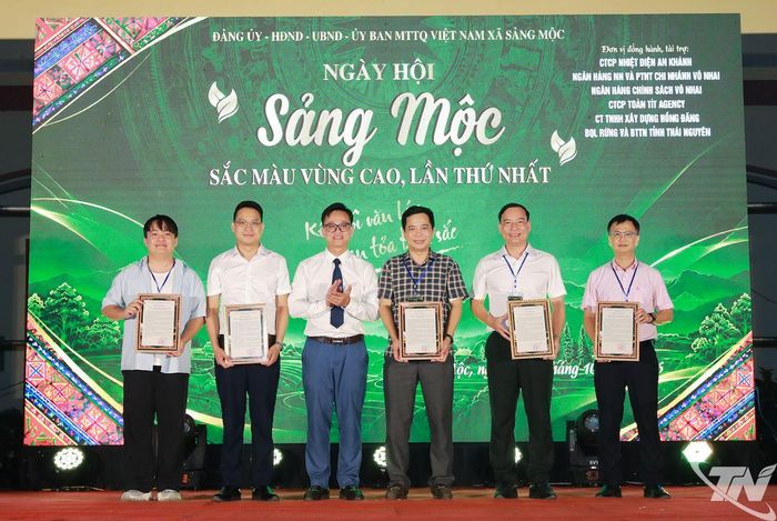 Lãnh đạo xã Sảng Mộc trao thư cảm ơn các tập thể, cá nhân có nhiều đóng góp cho chương trình.