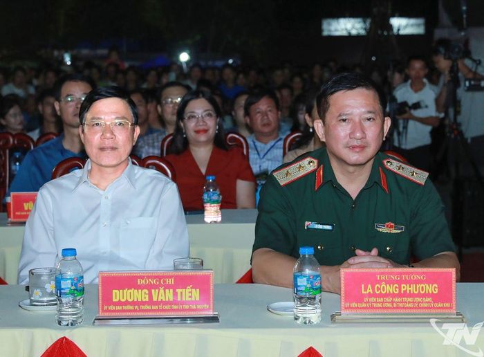 Các đại biểu dự chương trình.