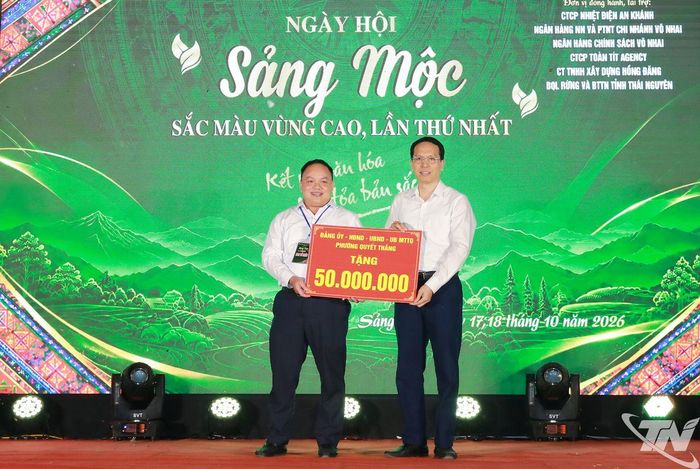 Phường Quyết Thắng trao tặng 50 triệu đồng hỗ trợ xã Sảng Mộc thực hiện các chương trình an sinh xã hội, giảm nghèo bền vững.