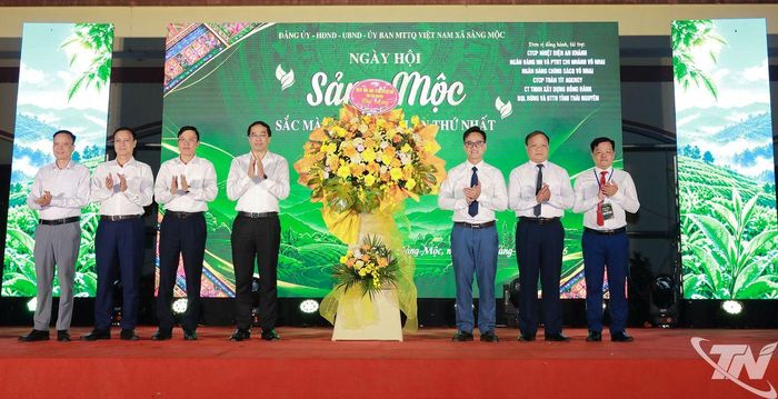 Đồng chí Trịnh Xuân Trường và các đồng chí lãnh đạo tỉnh tặng hoa chúc mừng Ngày hội “Sảng Mộc sắc màu vùng cao” lần thứ nhất, năm 2026.