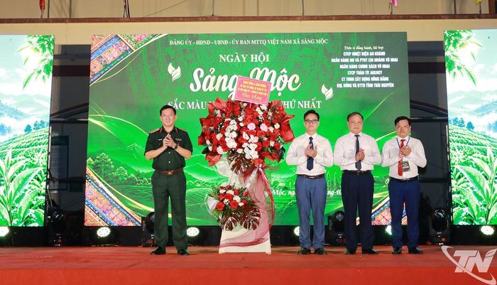 Trung tướng La Công Phương tặng hoa chúc mừng Ngày hội “Sảng Mộc sắc màu vùng cao” lần thứ nhất, năm 2026.