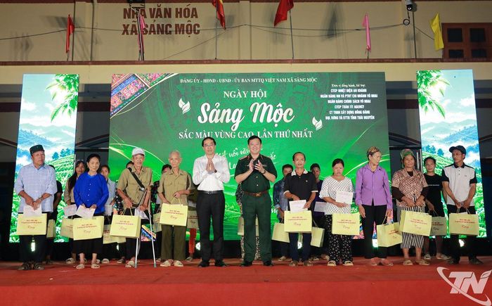 Đồng chí Bí thư Tỉnh ủy Trịnh Xuân Trường và Trung tướng La Công Phương tặng quà các gia đình chính sách, hộ nghèo và hộ có hoàn cảnh khó khăn trên địa bàn xã.