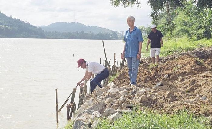  Cử tri kiến nghị cần giải quyết dứt điểm tình trạng sạt lở bờ sông vào mùa mưa lũ. 