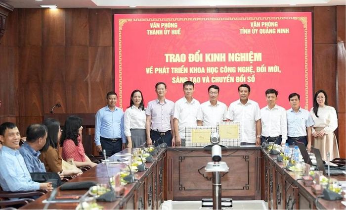  Văn phòng Thành ủy Huế và Văn phòng Thành ủy Quảng Ninh chụp ảnh lưu niệm. (Ảnh chụp thời điểm trước tháng 9/2026)