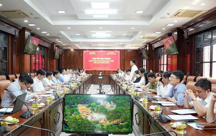  Văn phòng Thành ủy chia sẻ kinh nghiệm trong hoạt động chuyên môn đến đoàn công tác của thành phố Quảng Ninh. (Ảnh chụp thời điểm trước tháng 9/2026)