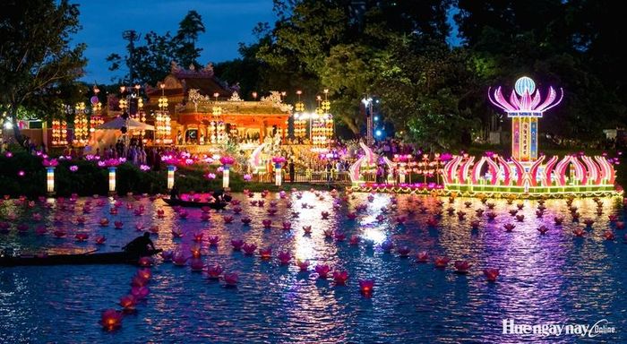  Lễ hội hoa đăng trên sông Hương.