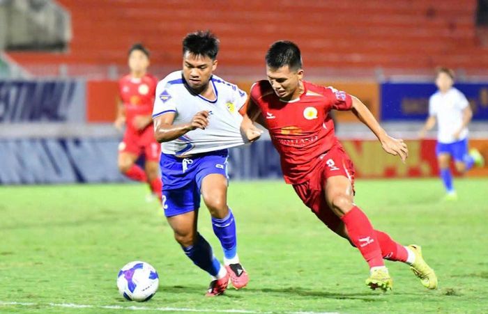 Những điều chỉnh đã giúp đội bóng Cố đô (trái) có điểm trước Quy Nhơn United. Ảnh: CLB Bóng đá Huế
