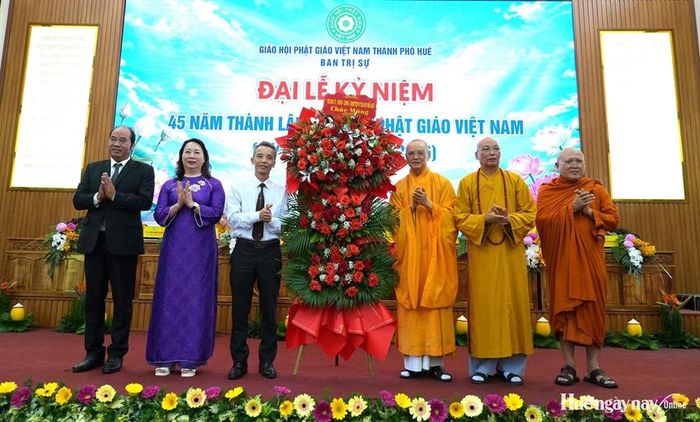 Đại diện lãnh đạo Thành ủy, UBND, Ủy ban MTTQ Việt Nam thành phố tặng hoa đến Đại lễ.  