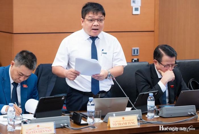 Đại biểu Võ Thanh Tùng, Hiệu trưởng Trường Đại học Khoa học, Đại học Huế  góp ý các giải pháp để giảm áp lực kiểm định, tiết kiệm thời gian, chi phí, vừa duy trì yêu cầu quản lý. Ảnh: Đoàn ĐBQH thành phố cung cấp