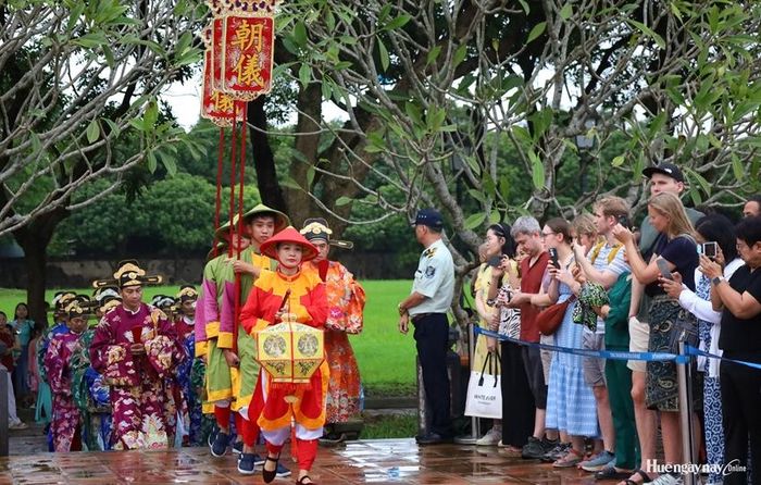 Du khách thưởng thức một hoạt động trình diễn tại Đại Nội.