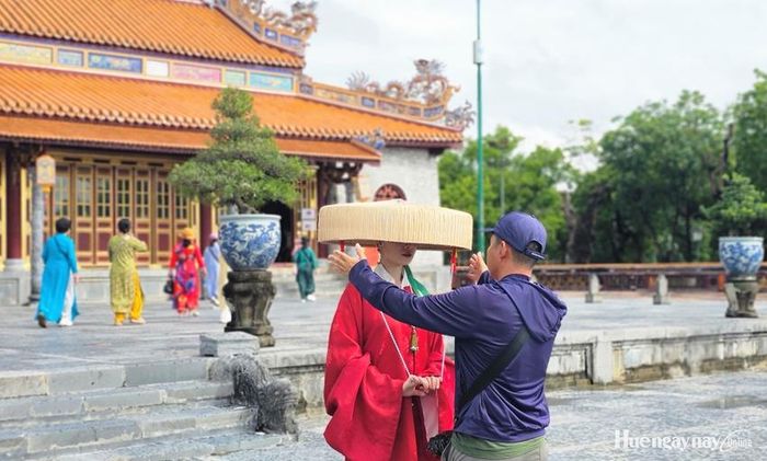 Du khách mặc cổ phục "check in" di sản Huế.