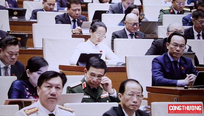 Các đại biểu Quốc hội tại phiên khai mạc Kỳ họp thứ 2, Quốc hội khóa XVI.