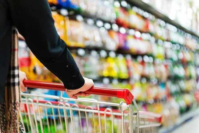 Bảo vệ quyền lợi người tiêu dùng ngoài nâng cao ý thức của người tiêu dùng còn phải gắn với trách nhiệm của doanh nghiệp và sự phối hợp giữa các cơ quan, tổ chức liên quan. Ảnh minh họa