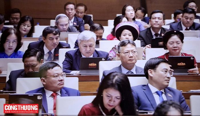 Các đại biểu Quốc hội tại phiên khai mạc Kỳ họp thứ 2, Quốc hội khóa XVI.