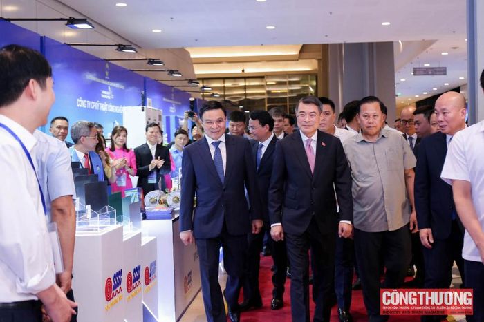 Thủ tướng Chính phủ Lê Minh Hưng, Bộ trưởng Bộ Công Thương Lê Mạnh Hùng cùng các đại biểu tham quan gian hàng trưng bày tại buổi lễ