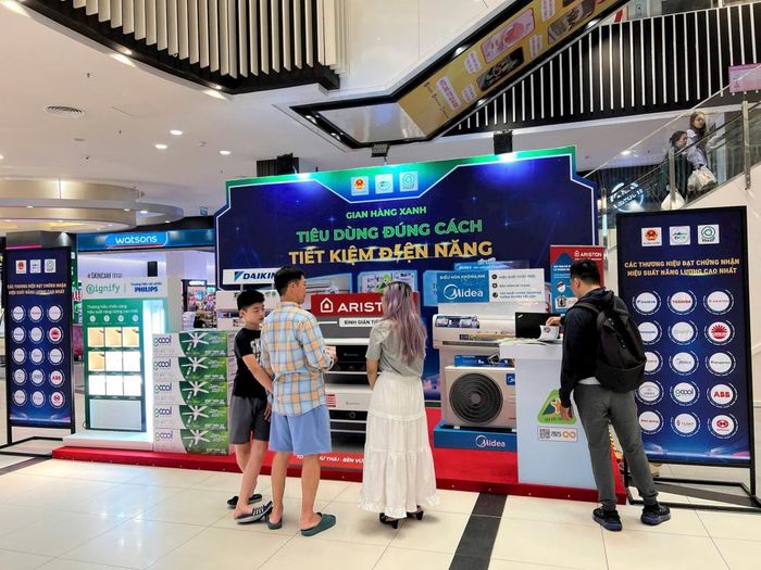 Hoạt động giới thiệu các thiết bị tiết kiệm năng lượng giúp người tiêu dùng tiếp cận thông tin và tìm hiểu những giải pháp sử dụng điện hiệu quả. Nguồn ảnh: Báo Đại biểu Nhân dân