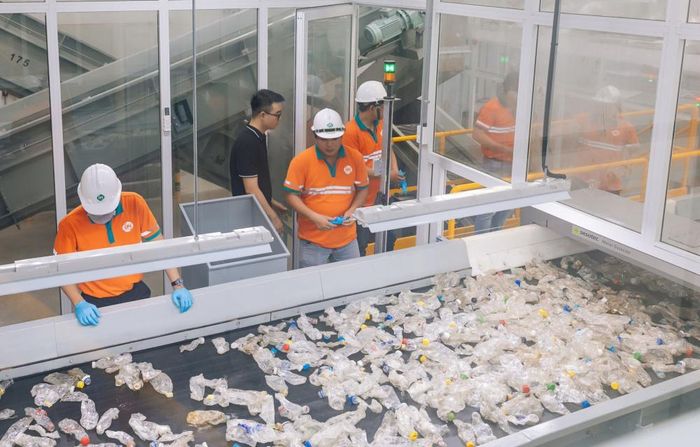 Hoạt động phân loại, tái chế bao bì nhựa góp phần thúc đẩy kinh tế tuần hoàn, gắn trách nhiệm của doanh nghiệp với việc quản lý sản phẩm sau tiêu dùng. Ảnh: Vietnam Investment Review (VIR)
