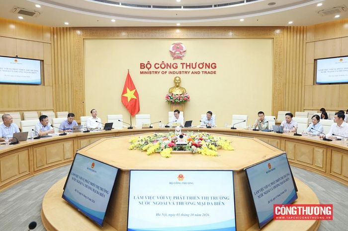 Bộ trưởng Lê Mạnh Hùng chủ trì buổi làm việc với Vụ Phát triển thị trường nước ngoài và Thương mại đa biên về tình hình thực hiện nhiệm vụ 9 tháng đầu năm 2026, phương hướng, nhiệm vụ trọng tâm đến cuối năm 2026
