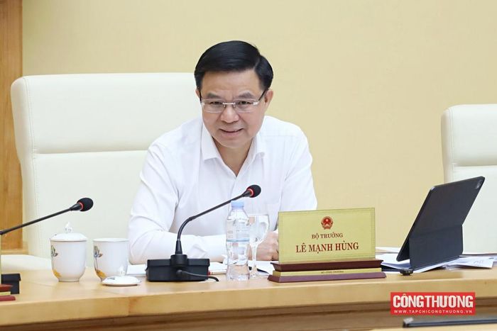 Bộ trưởng Lê Mạnh Hùng yêu cầu Vụ Phát triển thị trường nước ngoài và Thương mại đa biên triển khai các chiến lược, kế hoạch công tác cho các nhiệm vụ chung đồng bộ với bối cảnh và mục tiêu mới, đặc biệt là mô hình phát triển đất nước và tầm nhìn 100 năm