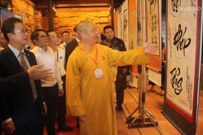 Hòa thượng Thích Thọ Lạc giới thiệu các tác phẩm thư pháp đến người xem