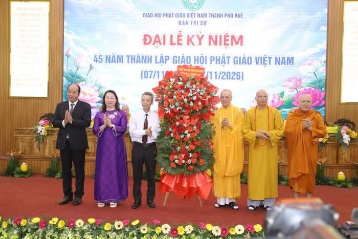 Lãnh đạo TP.Huế tặng hoa chúc mừng