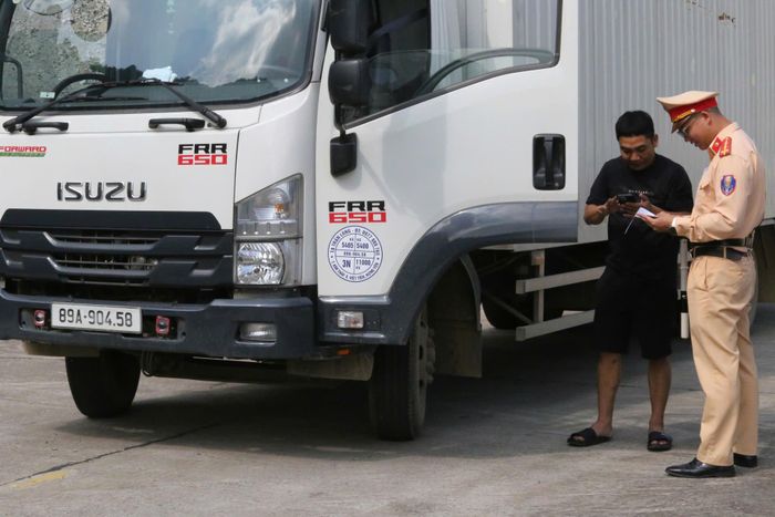 Lực lượng CSGT kiểm tra giấy tờ của lái xe biển trắng trên tuyến QL6 qua địa bàn xã Vân Hồ, tỉnh Sơn La.