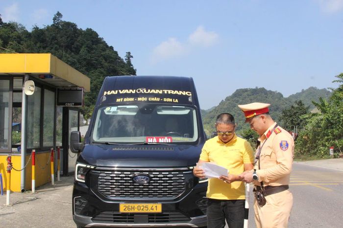 Ngoài xe biển trắng được kiểm tra, xe biển vàng cũng được lực lượng chức năng kiểm tra kỹ khi lưu thông trên tuyến quốc lộ 6, qua địa phận xã Vân Hồ, tỉnh Sơn La.