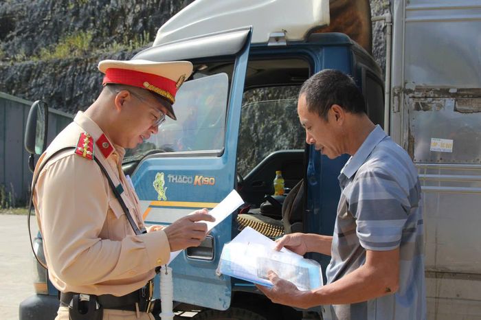 Lái xe Nguyễn Văn Định, ở xã Vân Hồ, tỉnh Sơn La cho biết: Sau khi nghe cảnh sát giao thông, Công an tỉnh Sơn La tuyên truyền về việc xe kinh doanh vận tải biển trắng phải chuyển đổi sang biển vàng, tôi đã hiểu và sẽ chuyển đổi ngay trong ngày mai. 