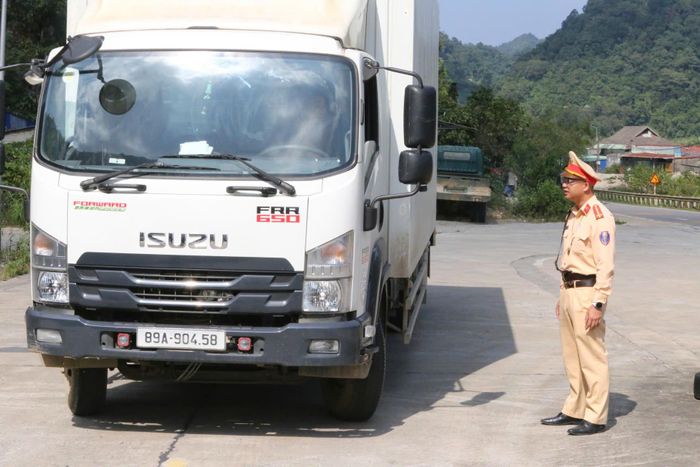 Điển hình như ngày 16/10, lực lượng chức năng đã phát hiện và xử phạt nhiều trường hợp ô tô vận tải chạy quá tốc độ quy định. Đối với hành vi không kinh doanh vận tải nhưng chở hàng hóa có thu tiền, CSGT trên tuyến này chưa phát hiện trường hợp nào.