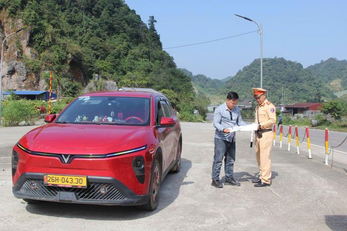 "Để ngăn chặn tình trạng trên, lực lượng chức năng tập trung kiểm tra giấy tờ của người điều khiển phương tiện, các điều kiện bảo đảm an toàn cho hành khách. Đồng thời, xử lý nghiêm những hành vi là nguyên nhân trực tiếp gây ùn tắc giao thông như dừng, đỗ sai quy định, đón, trả khách không đúng nơi quy định", thiếu tá Trung nói.