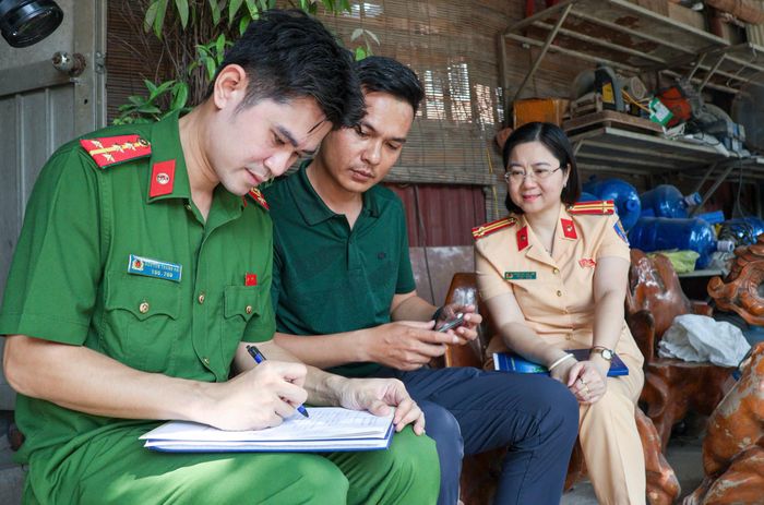 Lực lượng chức năng Hà Nội đến từng địa bàn để rà soát phương tiện.