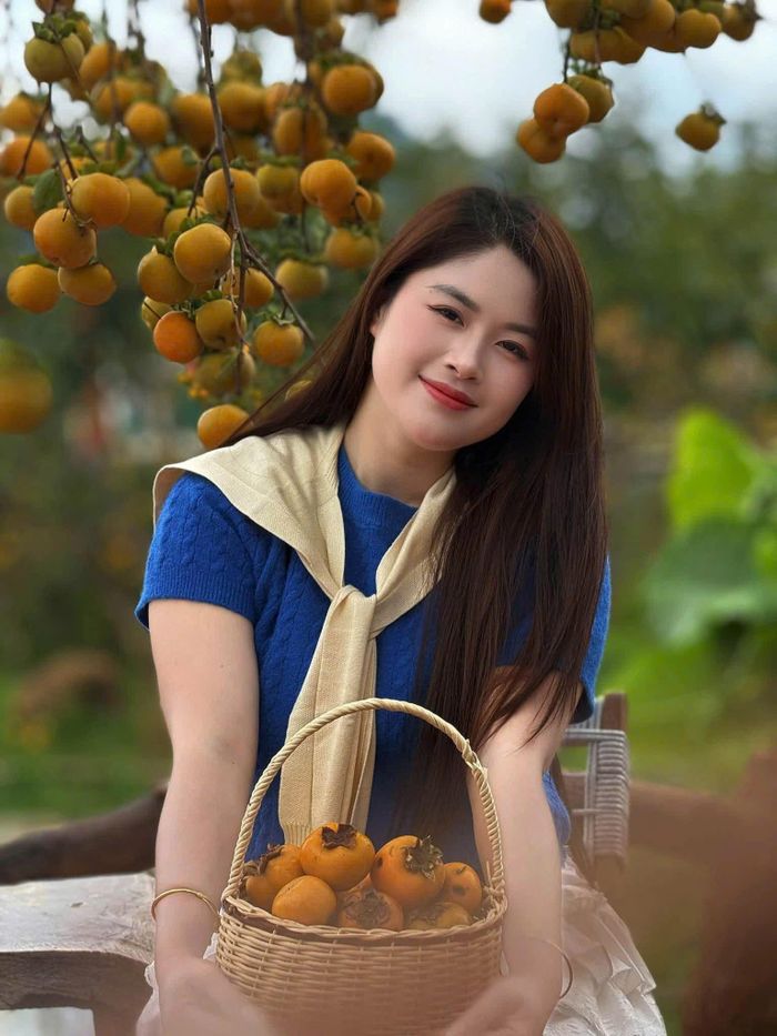 Anh Đàm Thanh Tùng, một nhiếp ảnh gia tại cao nguyên Mộc Châu chia sẻ, một vài tháng gần đây, hầu hết du khách đến Mộc Châu đều ghé thăm vườn hồng. Để có những bức hình đẹp nhất, du khách nên chuẩn bị bộ áo váy sáng màu như màu trắng, hồng nhạt. Thời điểm chụp ảnh đẹp nhất là 15h - 17h vì nắng nhẹ vừa phải, tiết trời dễ chịu, du khách thoải mái tạo dáng.
