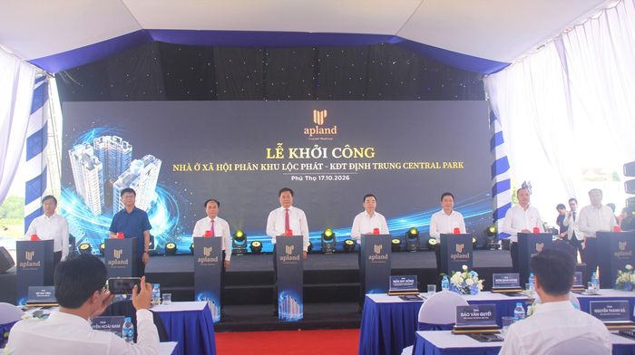 Các đại biểu bấm nút khởi công Dự án Nhà ở xã hội phân khu Lộc Phát.