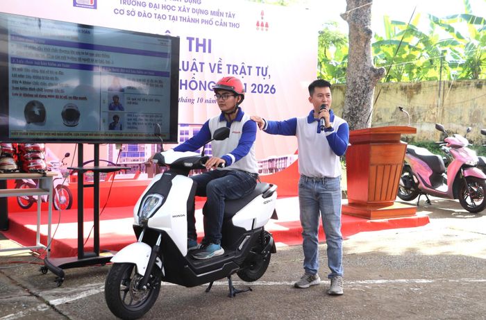 Tuyên truyền viên đến từ Honda Hồng Đức hướng dẫn các kỹ năng an toàn khi điều khiển phương tiện tham gia giao thông cho học sinh, sinh viên.