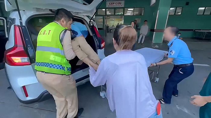 CSGT Đà Nẵng hỗ trợ đưa người dân bị đột quỵ đi cấp cứu.