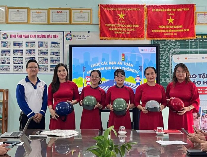 Đại diện nhà trường tiếp nhận mũ bảo hiểm trong chương trình tuyên truyền, giáo dục an toàn giao thông. (Ảnh:CAKH)