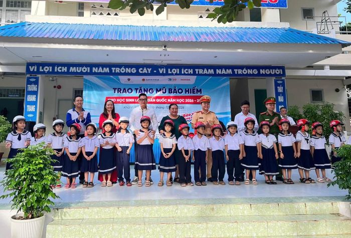 Đại diện các đơn vị trao tặng mũ bảo hiểm đạt chuẩn cho học sinh tại chương trình. (Ảnh:CAKH)