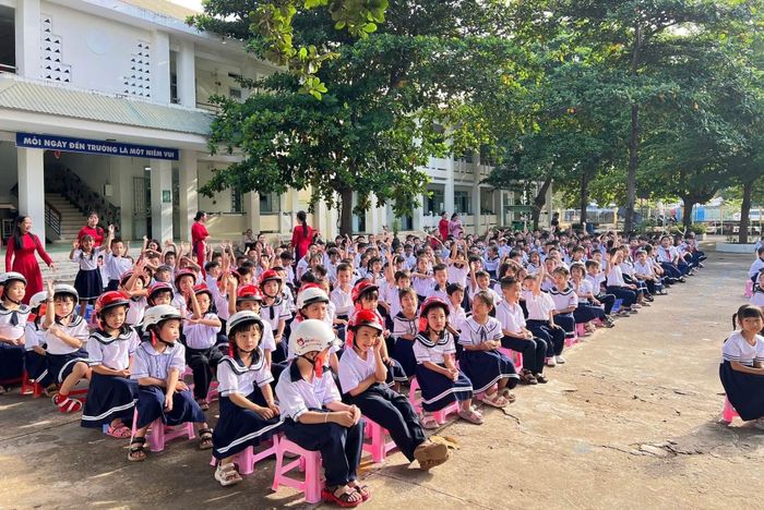 Đông đảo học sinh tham gia chương trình tuyên truyền về an toàn giao thông tại phường Phan Rang. (Ảnh:CAKH)